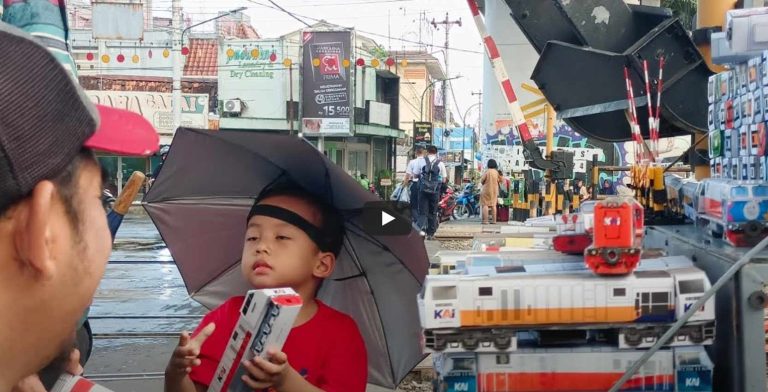 Mas Aris, Perajin Mainan Kereta Api dari Kertas di Bawah Jembatan Lempuyangan