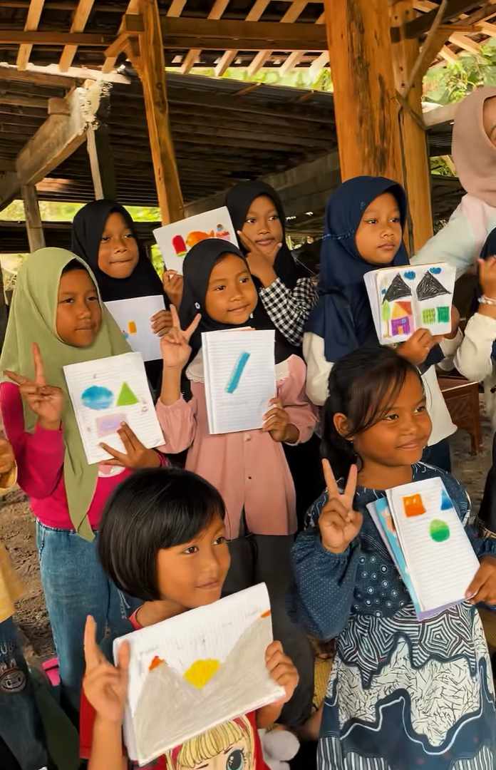 Kegiatan minggu pertama Sekolah Alam Bahasa Inggris berlangsung meriah di Dusun Jetis, Desa Sumberrejo