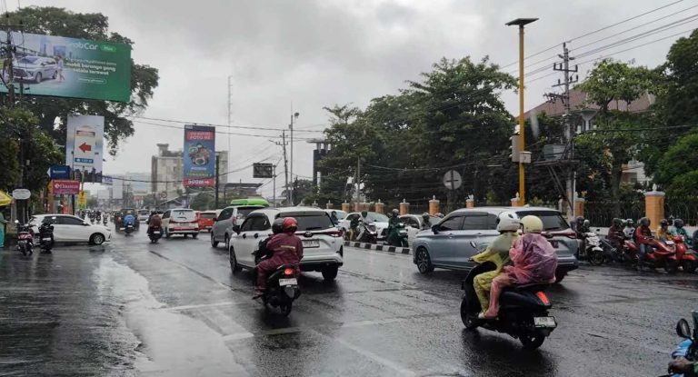Suasana Jalan Solo dengan Simpang 3 UIN Yogyakarta