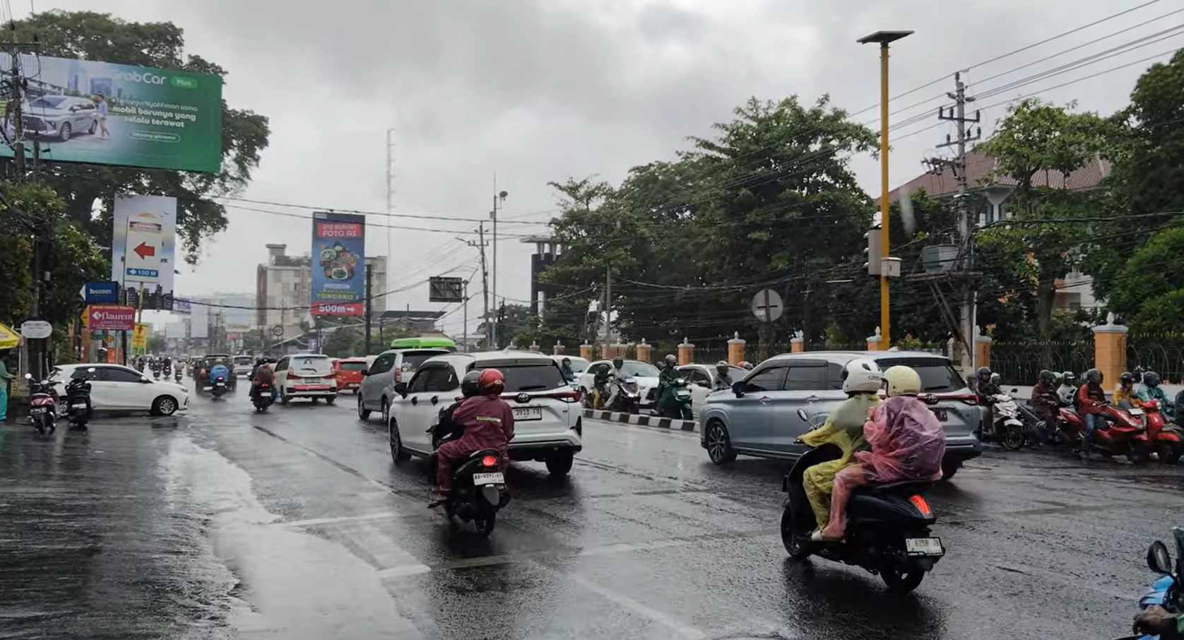 Suasana Jalan Solo dengan Simpang 3 UIN Yogyakarta